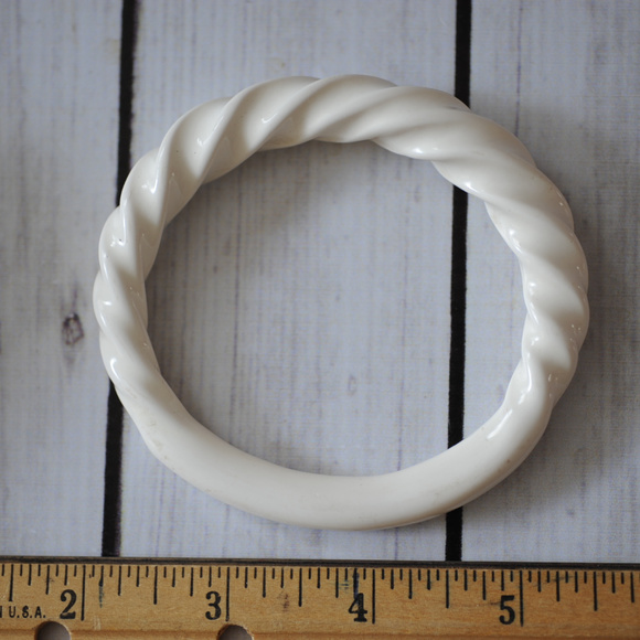 SOLD vintage white bangle bakelite plastic swirl - Picture 5 of 6